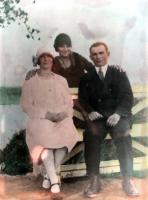 Lydia, Vilhelmiina ja Väinö Turtia Monrepoosin puistossa