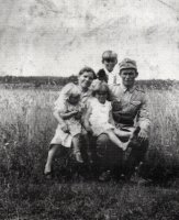 Kalevi, Irma ja Raili vanhempiensa kanssa