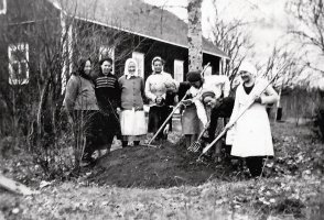 Puutarhakurssilla Patterin talon takapihalla opeteltiin kompostin tekoa.  Kolmas vasemmalta talon emäntä Lempi Ihalainen, toinen oikealta Helvi Turtia.Tervajärvi Patteri (9), 1930-luku, (Sylvi ja Veikko Ihalaisen kuvakokoelmaa)