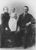 Robert Aunola ja Vilhelmiina Räisänen tyttärensä Siviän kanssa