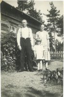 Anton ja Vilhelmiina Toivola Hilkka-tyttärensä kanssa