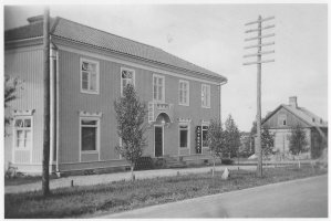 Punkalaitumen kirkolla Sarkkilan Pourua vastapäätä sijainneelle tontille v 1931 valmistunut Punkalaitumen apteekki 