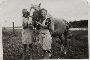 Anita ja Taimi Rakkolainen  sekä hevonen Pikatsu