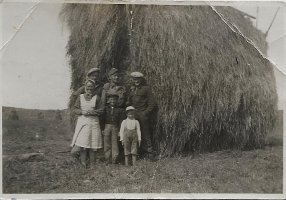 Pauli, Helge, Tauno, edessä Elina, Viljo ja Erkki Rakkolainen