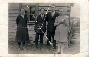 Myllysen lapset Paavo ja Bertta kasvatusvanhempien Tilda ja Heikki Käen kanssa