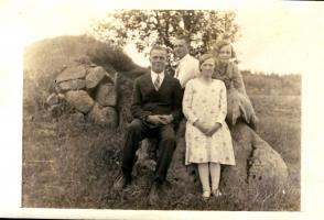 Paavo, Väinö ja Bertta Tatulan pihakivellä
