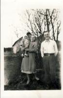 Jenny ja Paavo Myllynen sekä tytär Eeva-Liisa 