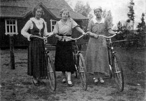 Neidit pyörillä seuratalolla