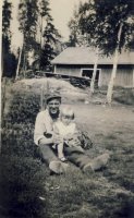  Paavo Myllynen sotalomalla tyttärensä Eeva-Liisan kanssa
