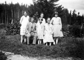 Emma ja Juho Käki Löytömäeltä kyläilemässä Avelinilla