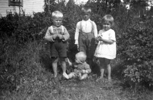 Suurpeltolan talon asukkaiden lapsia kesällä 1942