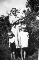 Ida Avelin ja lapset Sylvi, Aarne ja Sinikka