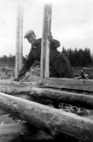 Eino Avelin aitan rakennustyössä