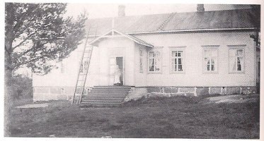 Tervajärven kansakoulu oli rakennettu v 1901. Koulu vaurioitui talvisodan aikana. Tilapäistä koulua pidettiin vv 1942-44 aivan naapurissa sijainneessa Yrjölän talossa (tr44).