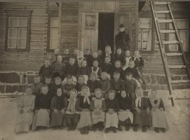 Toistaiseksi vanhin kuva Tervajärven koulusta, seinissä ei ole vielä panelointia. Kuvasta on tunnistettu muutama vv 1894-96 syntynyt tervajärveläinen. Hilma Lampén, joka kuvassa, aloitti opettajana v 1904. Tervajärven koulu 1900-luvun alku (Anja Tuuli)