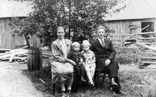 Antti ja Alina Helsten sekä lapset  Marjatta ja Pentti 