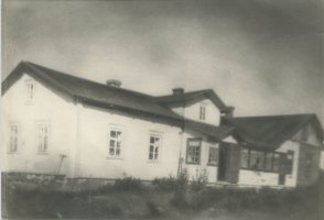 Koulumäen ja Tervajärven välissä sijaitsi Juho ja Katri Käen perheen talo, jossa 1920-luvulla asuivat hänen lapsensa Juho, Antti, Eljas ja Tilda sekä orvoksi jääneet Paavo ja Bertta Myllynen, (Anja Tuuli)
