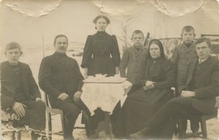 Käen perhettä talon järven puoleisella nurkalla kevättalvella. Kuvassa vas Antti ,talon isäntä Juho, tytär Tilda (s. 1896), Heikki (s. 5.3.1902), talon emäntä Katri (Katrina os. Petman), Eljas ja Juho Käki. Tervajärven Käki 1930-luku (Anja Tuuli)