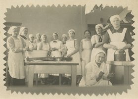 Tilda kurssikavereidensa kanssa ryhmäkuvassa Lahden kansanopiston kotitalousluokassa. Tilda takana 7. vasemmalta. Lahti 1920-luvun alussa. (Anja Tuuli)