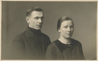 Juho Juhonpoika Käki avioitui kyläkoulun opettajan Hilma Lampénin sisarpuolen Tildan kanssa. Perhe muutti asumaan Merijoelle (Anja Käki)