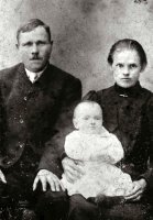 Anton ja Vilhelmiina Myllynen ja heidän lapsensa Aarne Johan