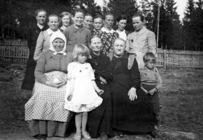 Myllysenpään naiset viettävät äitienpäivää Matti Aspin pihalla 1938