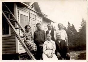 Tyyne Eliaantr Mälkki (s 17.12.1908) (kuvassa vasemmalla) tullut tervehtimään Juhana-setäänsä sekä serkkujaan Heikkiä, Hiljaa ja Juhoa.