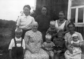Osa Suurpeltolan suurperheestä alkukesällä 1944