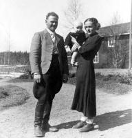 Eino ja Elma Mälkki esikoisensa Keijon kanssa