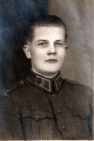 Olavi Nakari, kuva lienee vuodelta 1944-45, koska Olavilla asepuku päällä, hän oli syntynyt v 1925. (Sinikka Nakari)