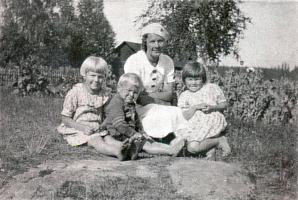 Esteri Koskelainen sekä Konstan lapset Mirja, Unto ja Eila