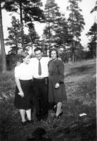 Julius Myllynen sisartensa Alinan ja Elinan kanssa