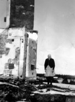 Niemen tuhoutuneen talon raunioilla emäntä Anna Niemi.