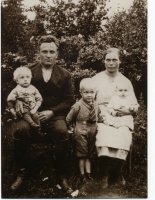 Vilho Lavonen, vaimonsa Aino Lavonen (os. Hovi, kotoisin Säkkijärven Suurpäälästä) ja lapset Erkki, Heikki ja Sirkka-vauva.