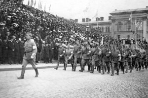 Viipurin suojeluskuntapiirin ohimarssi lippujuhlapäivän paraatissa 16.5.1919