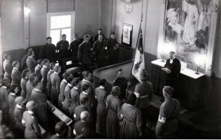 Vahvialan lottien lahjoittama uusi lippu Vahvialan suojeluskunnalle vihittiin Vahvialan kirkossa  6.12.1936. Lipun vihki rovasti Aleksanteri Vehniäinen. Lipun otti vastaan suojeluskunnan päällikkö U.V. Penttinen. 