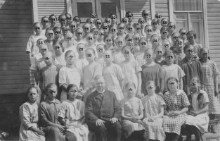 Rippikoululaiset, tytöt syntyneet 1911, tunnistetut kuvatekstissä