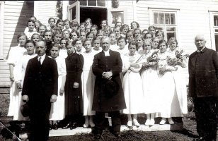 Rippikoululaiset konfirmaation jälkeen, tytöt syntyneet 1921-23