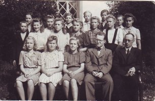 Vahvialan pitäjän rippikoululaiset Porvoossa kesällä 1944