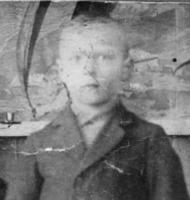 Ampuja Matti s. 27.2.1924 Vahviala maanviljelijä, sotamies 5./JR 25 k. 19.6.1944 Summa Kuolemajärvi, kaatui, ruumis jäi kentälle tai tuhoutui, siunattu p.o. Porvoon hautausmaa