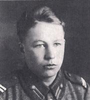 Hannola Aarne Johannes s. 3.11.1909 Säkkijärvi maanviljelijä, alikersantti 2./ErP 14 k. 6.3.1940 Lentuankylä Kuhmo, kaatui, ruumis evakuoitu ja haudattu Kuhmo Hankaniemen hautausmaa (Rakkola kotimme Karjalassa)
