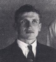 Kilpiä Ilmari s. 16.5.1903 Mänttä kansakoulun opettaja Häsälä, alikersantti 22. kaasusuojelukomp., k. 28.1.1945 30. SotaS kuolinsyy muu kuin vihollistoiminnasta johtuva, haudattu Mäntän hautausmaa