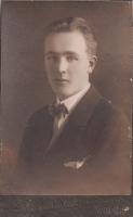Koskelainen Mikko s. 28.11.1901 Viipurin mlk (Koskela Anttila) maanviljelijä, sotamies ErP 1 k. 23.2.1940 Ilves Muolaa/Kämärä, kaatui, ruumis evakuoitu ja haudattu Vahviala Rauhamaa (Arja Koskelainen)