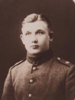 Louko Antti s. 8.8.1903 Viipurin mlk asemamies, kersantti 3./ErP 3 k. 12.2.1940 Summa SotaS, kuoli haavoittuneena, haudattu Lappeenrannan sankarihautausmaa
