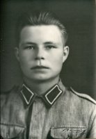 Nurmi Väinö Elias Johannes s 17.2.1924 Vahviala maanviljelijän poika, sotamies 5./JR 25  k. 21.6.1944 Karisalmi Viipurin mlk, kaatui, ruumis evakuoitu ja haudattu Luumäki, siirtokarjalaisten sankarihauta-alue (Hannu Sollo)