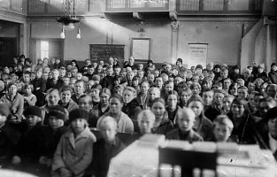 Kaikenikäistä seurakunnan väkeä kokoontunut Luther-opistokurssien päätöstilaisuuteen Vahvialan kirkkoon lokakuussa 1931..