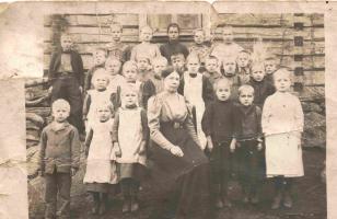 Vanhakylän kiertokoululaisia n vv 1910-1911, Eeva Mälkin (s 1903) kirjoitetaan olevan keskirivin ensimmäinen vasemmalla.