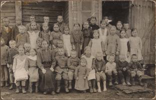 Vanhakylän lapsia kiertokoulussa. Opettaja Aino Mansikkamaa. 1922? (Terttu Sakkara)