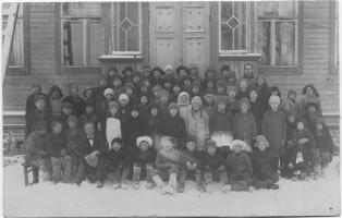 Vanhakylän koululaisia. Oppilaista tunnistettu Esteri Myllynen. Opettaja Joonas Aspinen. Kuvausajankohta ei ole tiedossa. 1928? (Tuula Tynkkynen)