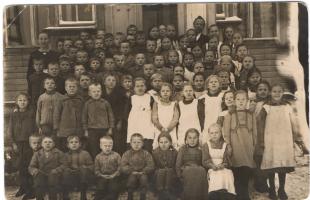 Vanhakylän koulun oppilaita. Opettaja Joonas Aspinen...(Tarja Kiili) HUOM: Aspinen oli johtajaopettajana 1912-34
